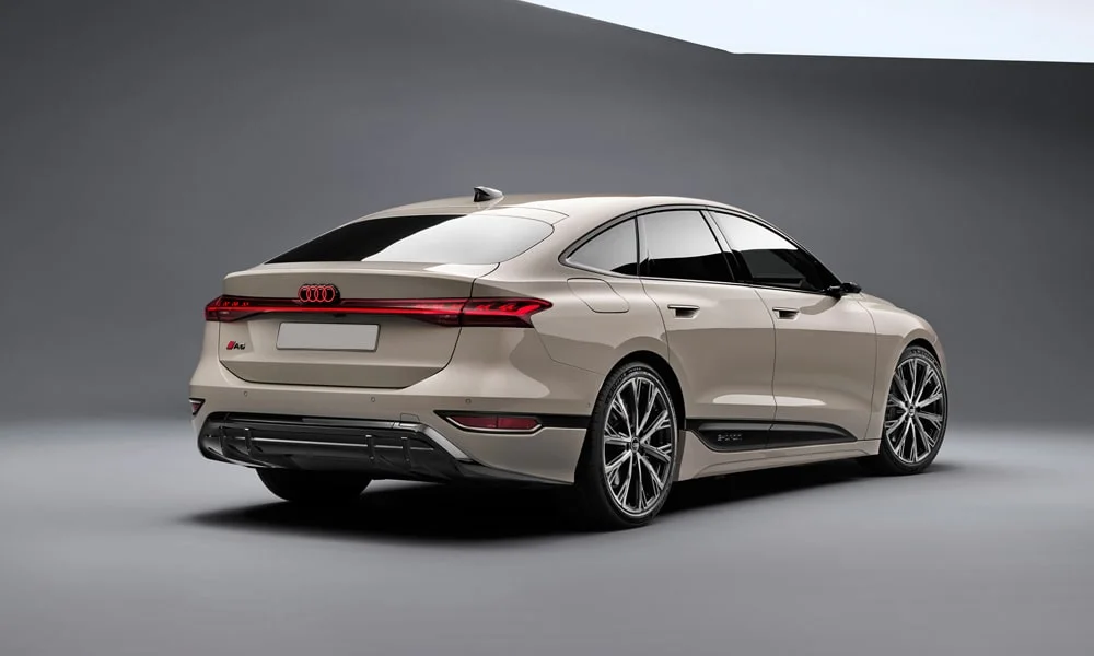 Фото Audi A6 Sportback e-tron (2024) — вид сзади, фото 9. Корма в бежевом цвете: графика фонарей и пластика пятой двери. Светодиодная полоса или раздельные секции — задняя оптика стала главным украшением кормы Audi A6 Sportback e-tron (2024) — вид сзади, фото 9