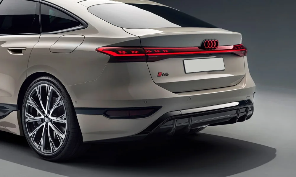Фото Audi A6 Sportback e-tron (2024) — вид сзади, фото 10. Графика фонарей, бампер и оформление пятой двери. Насадки выхлопа или их имитация внизу бампера различают версии Audi A6 Sportback e-tron (2024) — вид сзади, фото 10