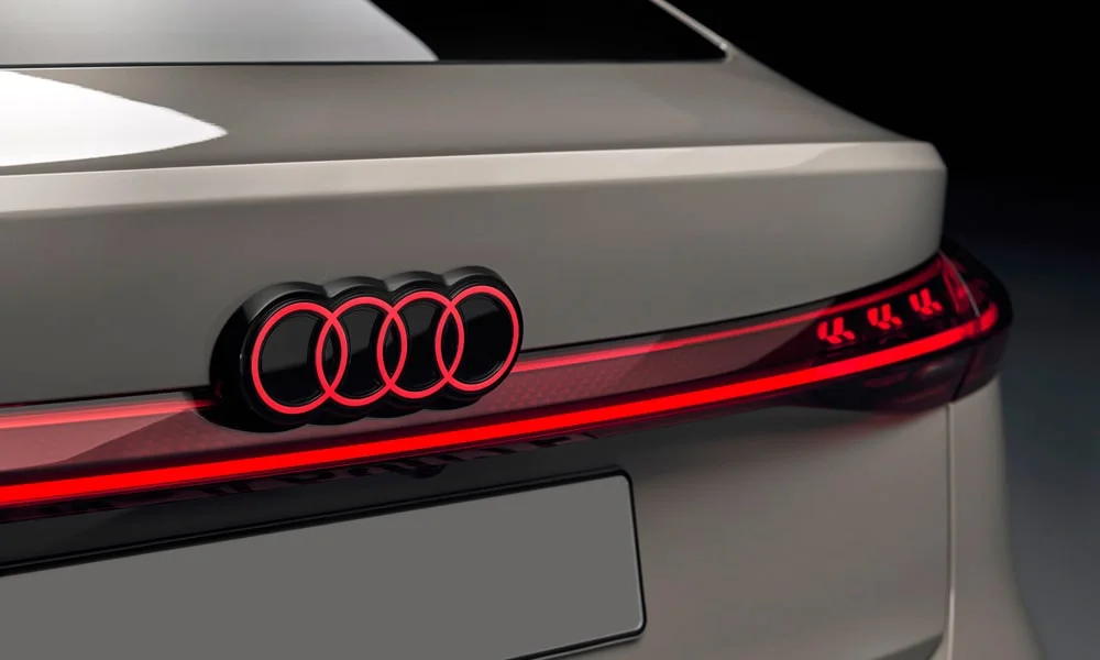 Фото Audi A6 Sportback e-tron (2024) — задние фонари. Графика секций крупным планом — ночная подпись модели Audi A6 Sportback e-tron (2024) — задние фонари