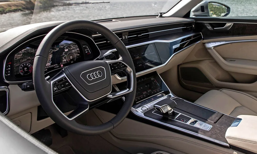 Фото Audi A6 — передняя панель. Компоновка экранов, дефлекторов и консоли. Мягкие материалы верхнего яруса и вставки задают уровень интерьера Audi A6 — передняя панель