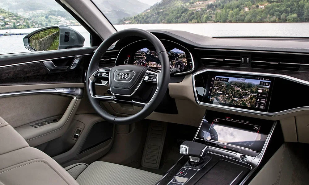 Фото Audi A6 — передняя панель, фото 2. Панель в светлой бежевой отделке — видна компоновка экранов и органов управления Audi A6 — передняя панель, фото 2