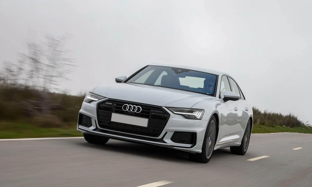 Фото Audi A6 — вид спереди, фото 9. Оптика, решётка и бампер — первое впечатление о модели. Дневные ходовые огни включаются автоматически с запуском Audi A6 — вид спереди, фото 9
