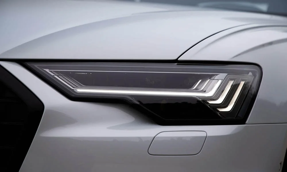 Фото Audi A6 — вид спереди, фото 11. Анфас: пропорции капота, посадка кузова и графика ходовых огней. Рисунок ходовых огней — подпись модели, по нему её узнают в потоке Audi A6 — вид спереди, фото 11