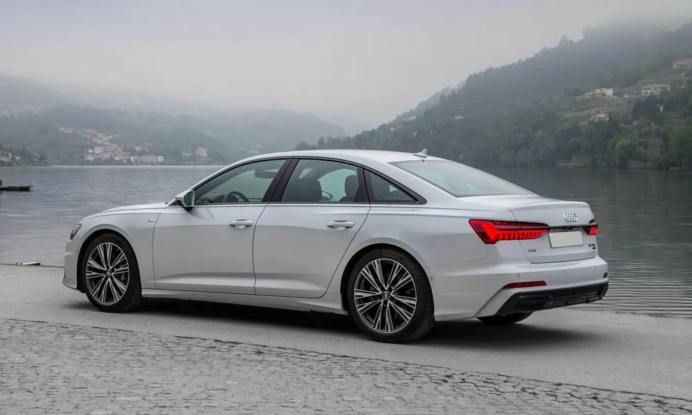 Фото Audi A6 — вид сзади, фото 7. Линия крыши, стойки и задняя дверь в серебристом исполнении Audi A6 — вид сзади, фото 7