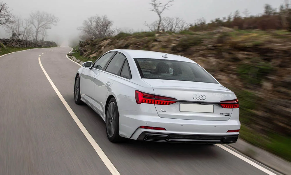 Фото Audi A6 — вид сзади, фото 8. Белый кузов сзади — фонари и бампер определяют ночной образ модели. Светодиодная полоса или раздельные секции — задняя оптика стала главным украшением кормы Audi A6 — вид сзади, фото 8