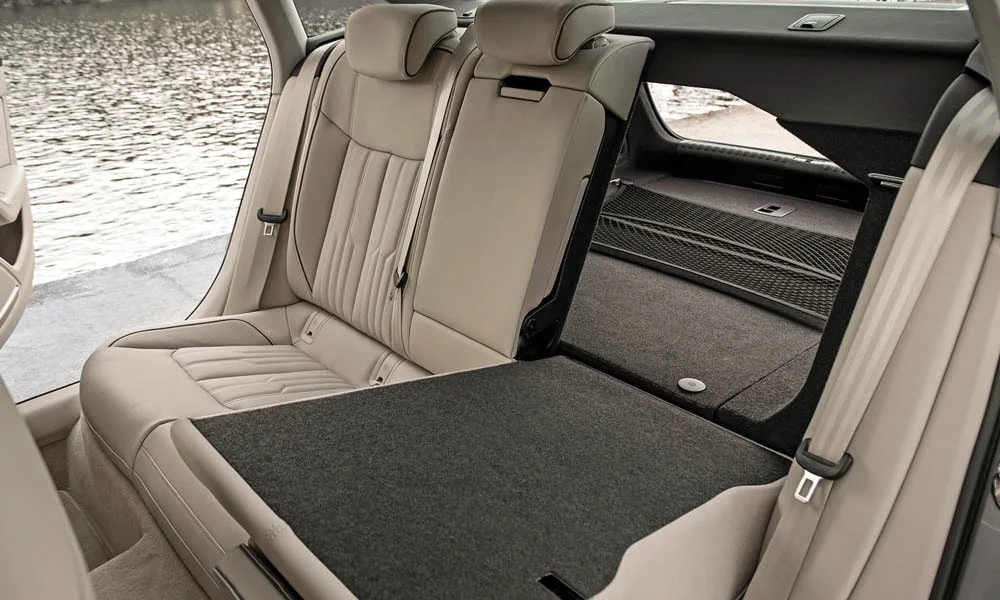 Фото Audi A6 — задние сиденья, фото 2. Посадка второго ряда: подголовники и подлокотник Audi A6 — задние сиденья, фото 2