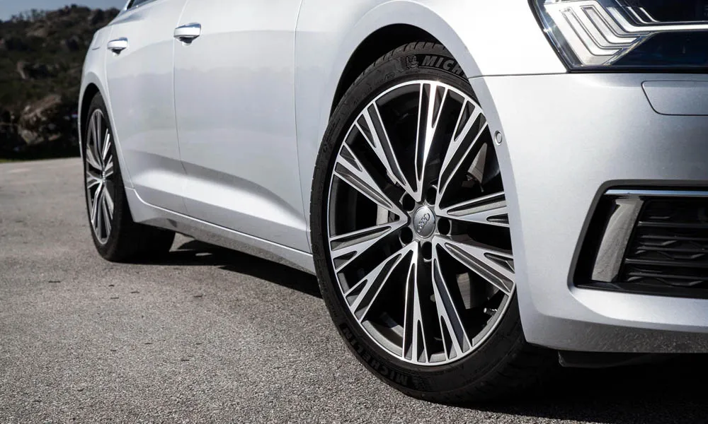 Фото Audi A6 — колесо и диск. Дизайн спиц и профиль резины крупным планом. При подборе зимнего комплекта сохраняйте наружный диаметр колеса Audi A6 — колесо и диск