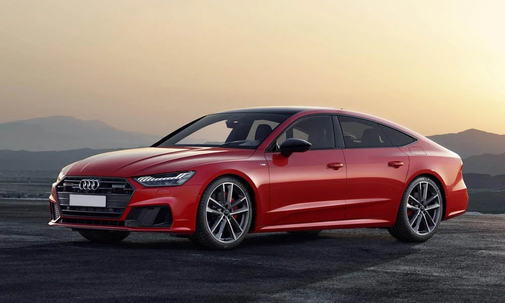 Фото Audi A7 Sportback — вид спереди, фото 4. Анфас: пропорции капота, посадка кузова и графика ходовых огней. Рисунок ходовых огней — подпись модели, по нему её узнают в потоке Audi A7 Sportback — вид спереди, фото 4