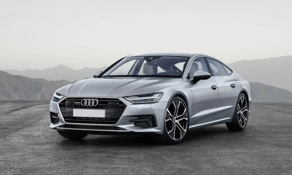 Фото Audi A7 Sportback — вид спереди, фото 7. Кузов в серебристом цвете: рисунок оптики и решётки задаёт узнаваемое «лицо» модели Audi A7 Sportback — вид спереди, фото 7