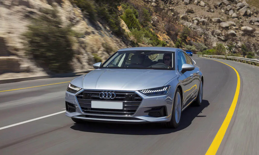 Фото Audi A7 Sportback — вид спереди, фото 10. Оптика, решётка и бампер — первое впечатление о модели. Рисунок ходовых огней — подпись модели, по нему её узнают в потоке Audi A7 Sportback — вид спереди, фото 10