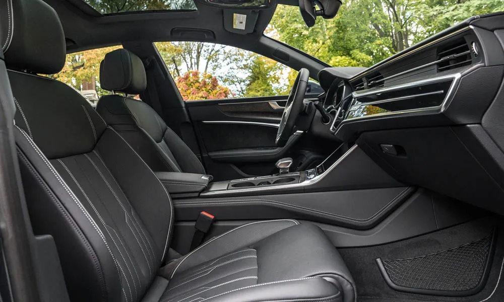 Фото Audi A7 Sportback — интерьер, фото 2. Общий план салона: посадка, материалы и организация пространства в тёмной гамме Audi A7 Sportback — интерьер, фото 2