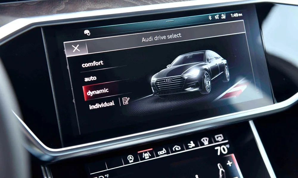 Фото Audi A7 Sportback — экран мультимедиа. Интерфейс медиасистемы крупным планом. Климат и обогревы часто управляются с этого экрана — привыкание занимает пару дней Audi A7 Sportback — экран мультимедиа