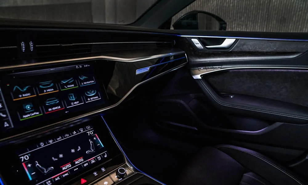 Фото Audi A7 Sportback — экран мультимедиа, фото 3. Интерфейс медиасистемы крупным планом. Быстрота отклика интерфейса важнее диагонали — оцените её на тест-драйве Audi A7 Sportback — экран мультимедиа, фото 3