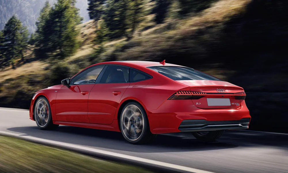 Фото Audi A7 Sportback — вид сзади, фото 4. Корма в красном цвете: графика фонарей и пластика пятой двери Audi A7 Sportback — вид сзади, фото 4