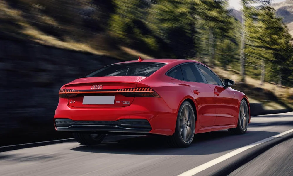 Фото Audi A7 Sportback — вид сзади, фото 5. Графика фонарей, бампер и оформление пятой двери. Светодиодная полоса или раздельные секции — задняя оптика стала главным украшением кормы Audi A7 Sportback — вид сзади, фото 5