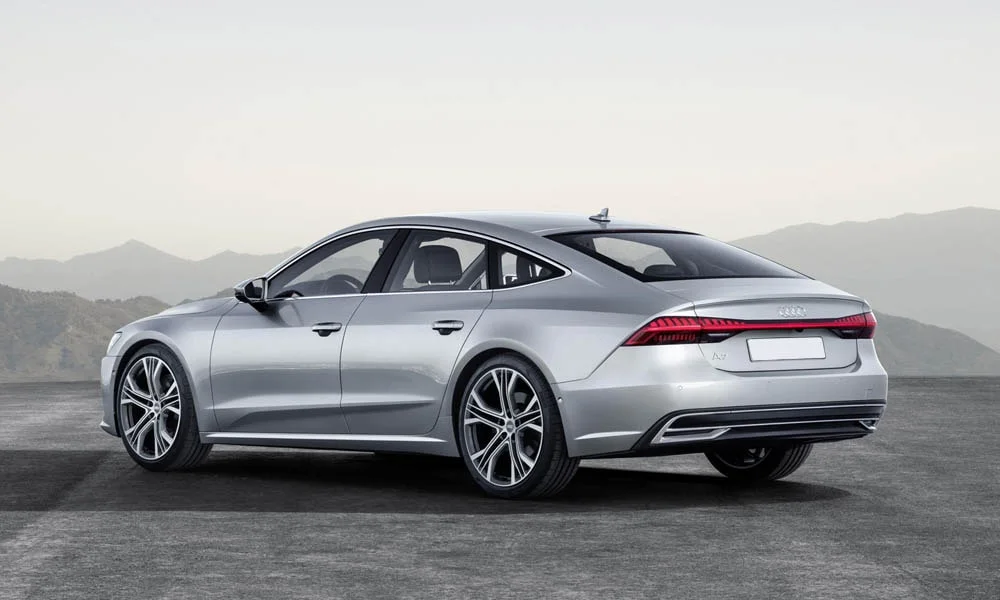 Фото Audi A7 Sportback — вид сзади, фото 6. Линия крыши, стойки и задняя дверь в серебристом исполнении. Насадки выхлопа или их имитация внизу бампера различают версии Audi A7 Sportback — вид сзади, фото 6