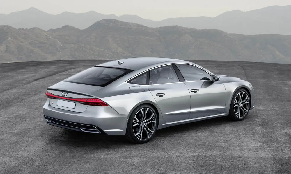 Фото Audi A7 Sportback — вид сзади, фото 7. Линия крыши, стойки и задняя дверь в серебристом исполнении. Светодиодная полоса или раздельные секции — задняя оптика стала главным украшением кормы Audi A7 Sportback — вид сзади, фото 7