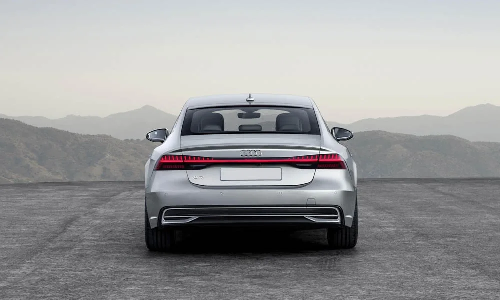 Фото Audi A7 Sportback — вид сзади, фото 8. Линия крыши, стойки и задняя дверь в серебристом исполнении. Светодиодная полоса или раздельные секции — задняя оптика стала главным украшением кормы Audi A7 Sportback — вид сзади, фото 8
