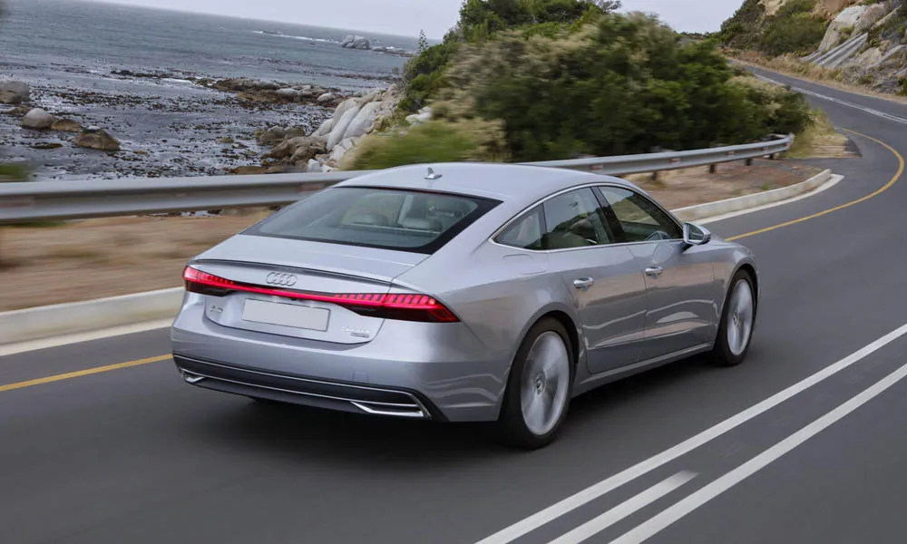 Фото Audi A7 Sportback — вид сзади, фото 9. Серебристый кузов сзади — фонари и бампер определяют ночной образ модели. Светодиодная полоса или раздельные секции — задняя оптика стала главным украшением кормы Audi A7 Sportback — вид сзади, фото 9