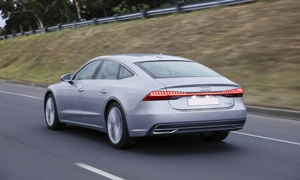 Фото Audi A7 Sportback — вид сзади, фото 10. Графика фонарей, бампер и оформление пятой двери. Светодиодная полоса или раздельные секции — задняя оптика стала главным украшением кормы Audi A7 Sportback — вид сзади, фото 10