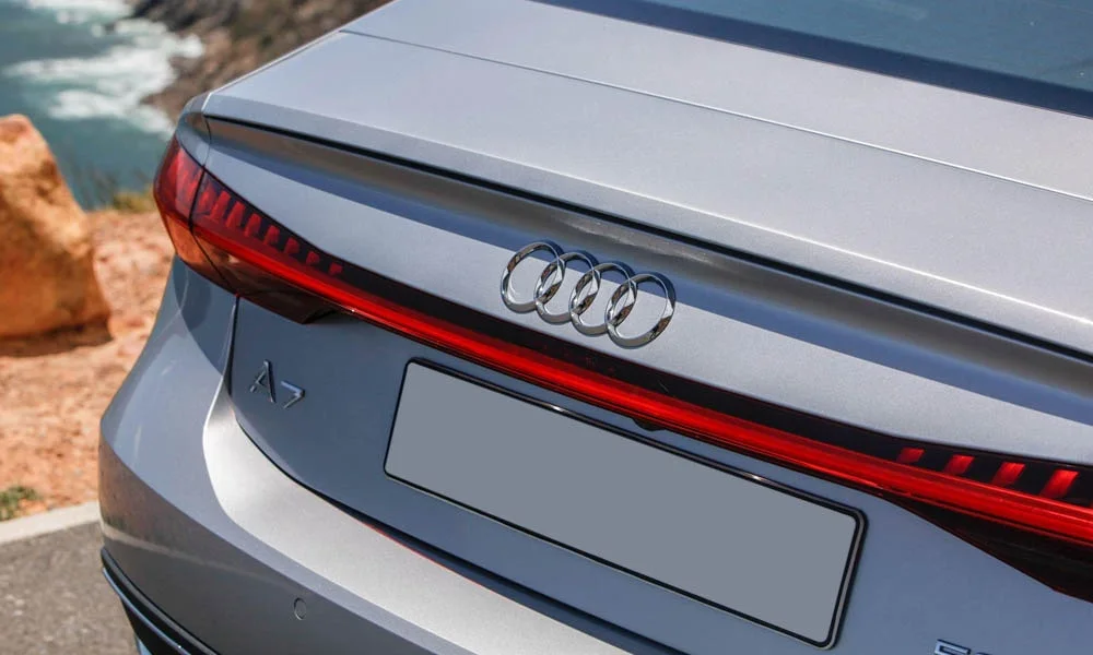 Фото Audi A7 Sportback — вид сзади, фото 11. Графика фонарей, бампер и оформление пятой двери Audi A7 Sportback — вид сзади, фото 11