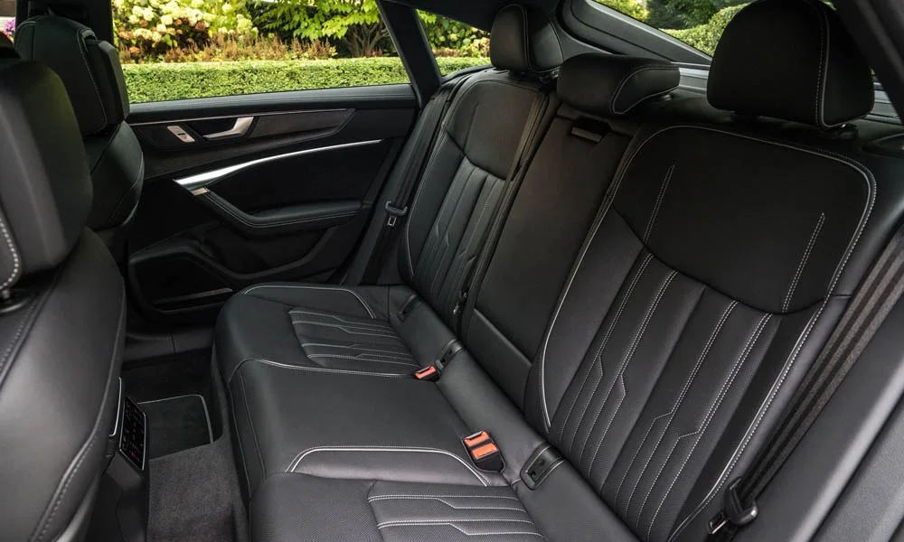 Фото Audi A7 Sportback — задние сиденья. Посадка второго ряда: подголовники и подлокотник. Плоский пол упрощает посадку втроём Audi A7 Sportback — задние сиденья