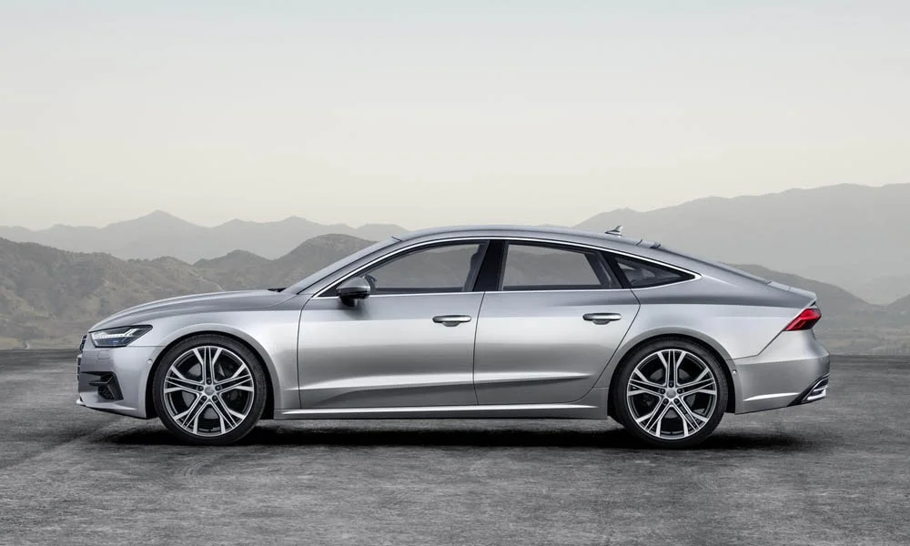 Фото Audi A7 Sportback — вид сбоку, фото 2. Профиль в серебристом цвете: соотношение колёсной базы и свесов Audi A7 Sportback — вид сбоку, фото 2