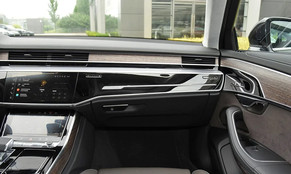Фото Audi A8 L (2024) — передняя панель. Компоновка экранов, дефлекторов и консоли. Минимум физических кнопок — ставка на экранное управление Audi A8 L (2024) — передняя панель