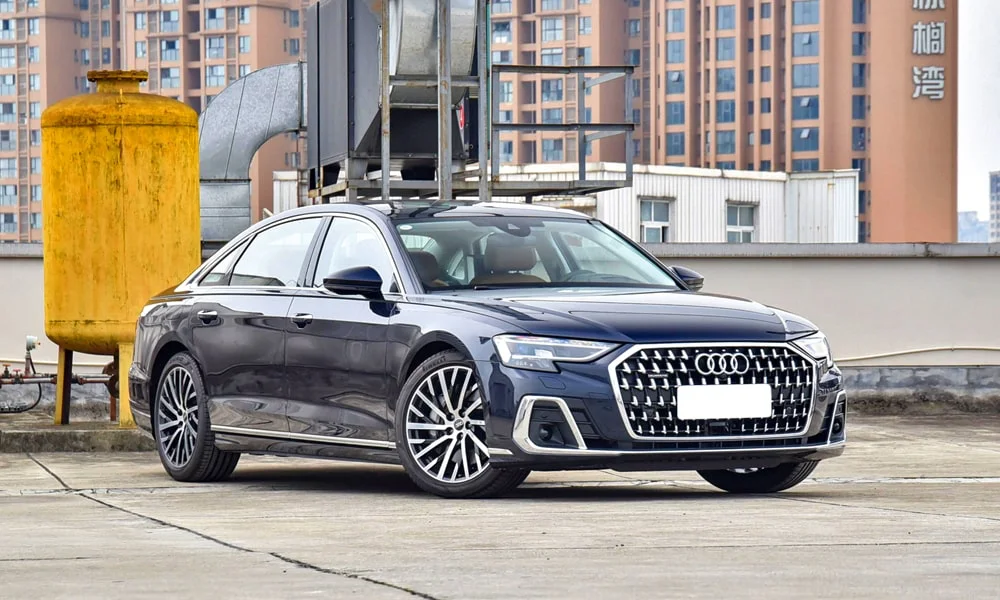 Фото Audi A8 L (2024) — вид спереди, фото 3. Анфас: пропорции капота, посадка кузова и графика ходовых огней. Дневные ходовые огни включаются автоматически с запуском Audi A8 L (2024) — вид спереди, фото 3