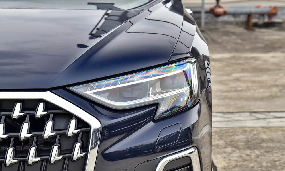 Фото Audi A8 L (2024) — вид спереди, фото 4. Анфас: пропорции капота, посадка кузова и графика ходовых огней Audi A8 L (2024) — вид спереди, фото 4