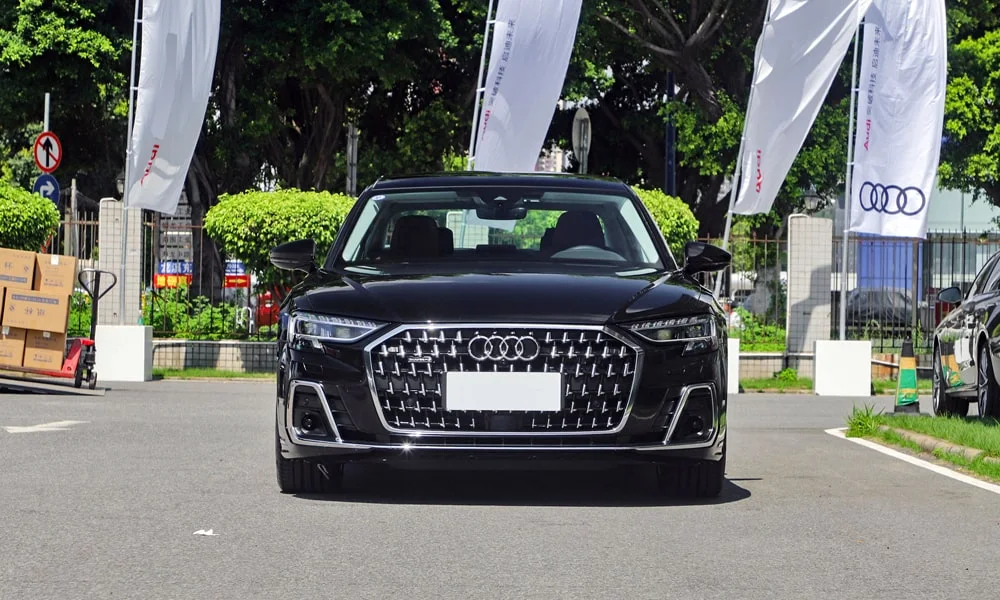 Фото Audi A8 L (2024) — вид спереди, фото 5. Оптика, решётка и бампер — первое впечатление о модели. Рисунок ходовых огней — подпись модели, по нему её узнают в потоке Audi A8 L (2024) — вид спереди, фото 5