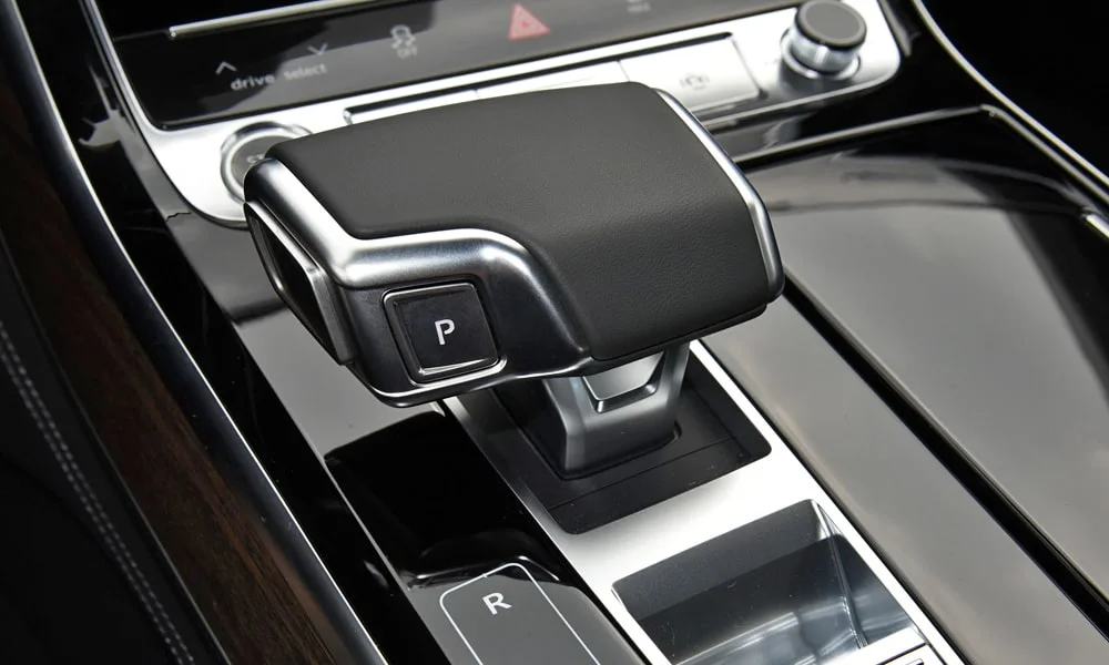 Фото Audi A8 L (2024) — селектор коробки передач. Управление коробкой: компактный селектор освобождает место на тоннеле Audi A8 L (2024) — селектор коробки передач
