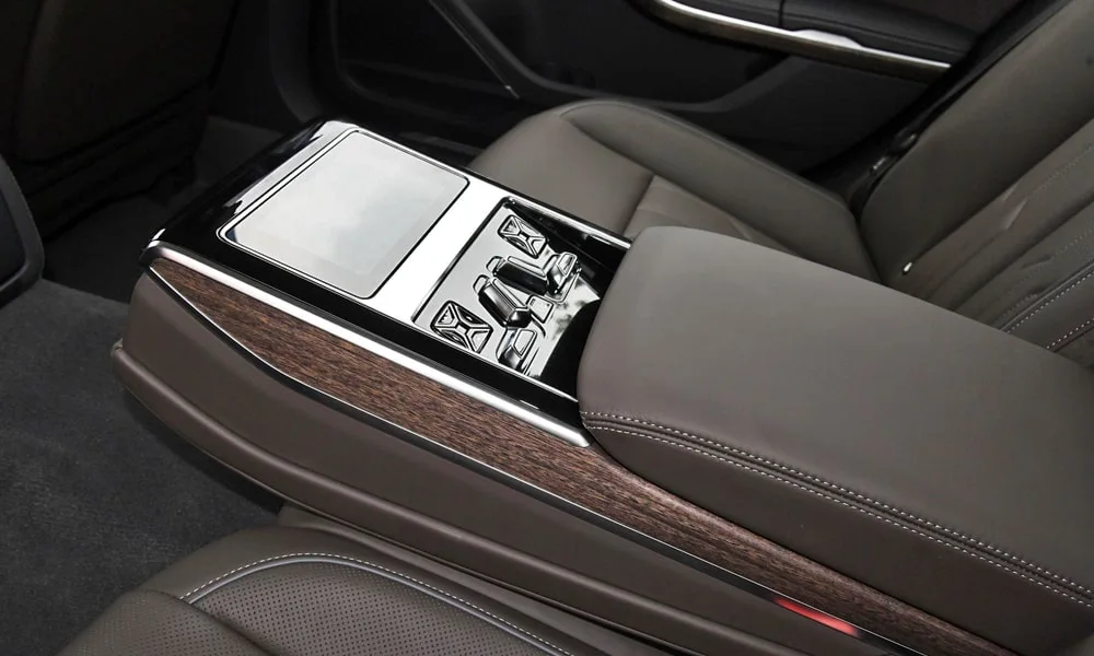 Фото Audi A8 L (2024) — интерьер, фото 3. Общий план салона: архитектура панели, консоль и кресла. Светлая гамма зрительно расширяет салон, тёмная — практичнее в уходе Audi A8 L (2024) — интерьер, фото 3