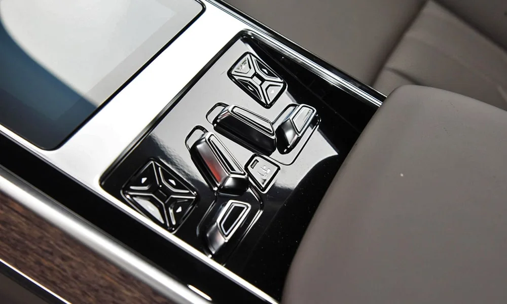 Фото Audi A8 L (2024) — интерьер, фото 5. Общий план салона: архитектура панели, консоль и кресла. Уровень отделки читается по стыкам панелей и мягким поверхностям в зонах касания Audi A8 L (2024) — интерьер, фото 5