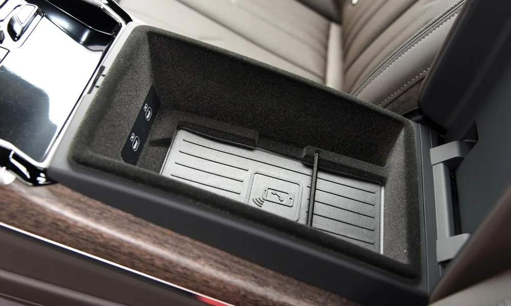 Фото Audi A8 L (2024) — интерьер, фото 7. Общий план салона: архитектура панели, консоль и кресла Audi A8 L (2024) — интерьер, фото 7