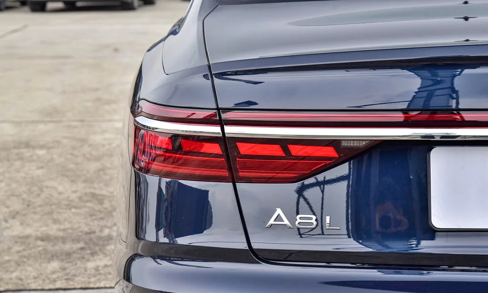 Фото Audi A8 L (2024) — вид сзади, фото 4. Графика фонарей, бампер и оформление пятой двери. Насадки выхлопа или их имитация внизу бампера различают версии Audi A8 L (2024) — вид сзади, фото 4