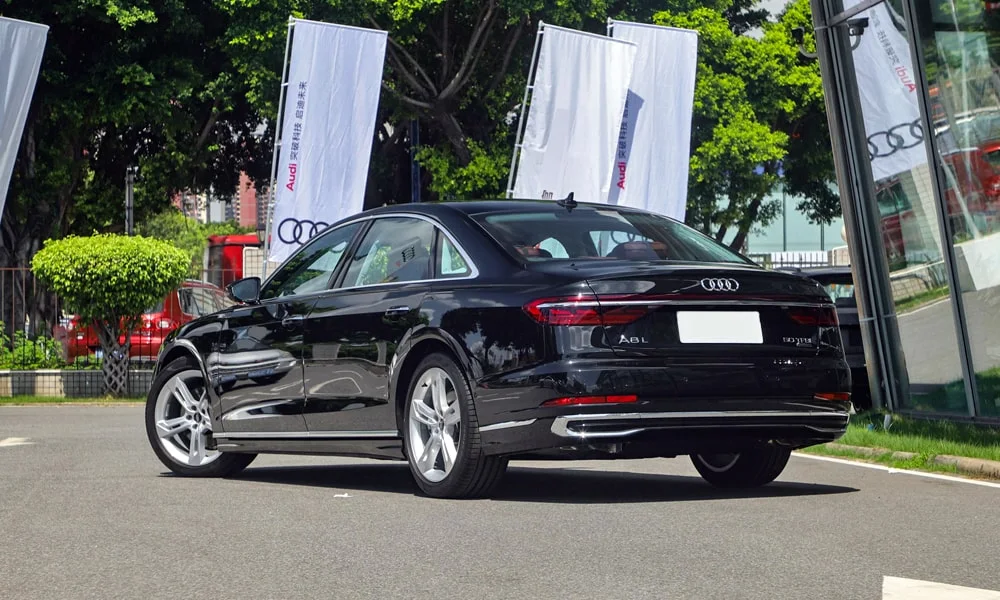 Фото Audi A8 L (2024) — вид сзади, фото 6. Графика фонарей, бампер и оформление пятой двери. Насадки выхлопа или их имитация внизу бампера различают версии Audi A8 L (2024) — вид сзади, фото 6