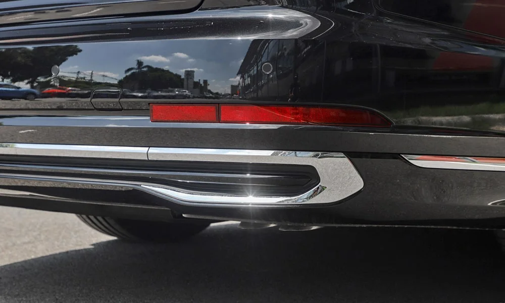 Фото Audi A8 L (2024) — вид сзади, фото 8. Графика фонарей, бампер и оформление пятой двери. Насадки выхлопа или их имитация внизу бампера различают версии Audi A8 L (2024) — вид сзади, фото 8