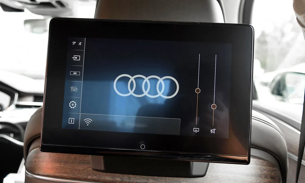 Фото Audi A8 L (2024) — экран для задних пассажиров. Личный дисплей задних мест: медиа и настройки климата. Управление климатом и мультимедиа второго ряда — прямо с этого экрана Audi A8 L (2024) — экран для задних пассажиров