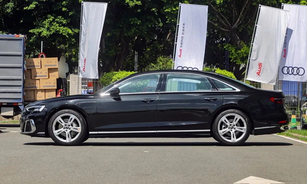 Фото Audi A8 L (2024) — вид сбоку, фото 2. Профиль кузова: колёсная база, свесы и линия остекления Audi A8 L (2024) — вид сбоку, фото 2