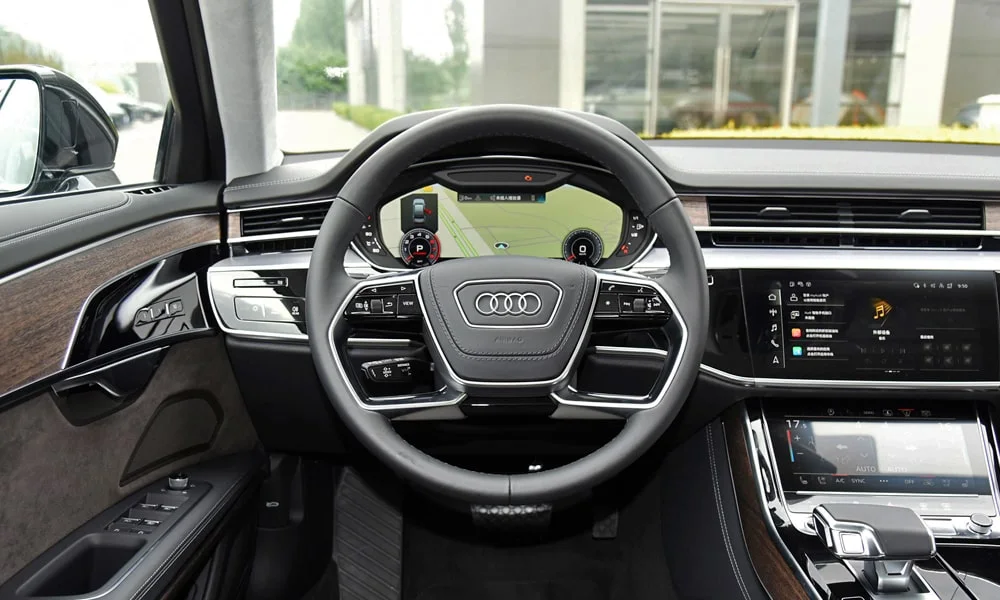Фото Audi A8 L (2024) — руль. Обшивка обода и компоновка спиц крупным планом. Обогрев обода — опция, которую оценят зимой Audi A8 L (2024) — руль