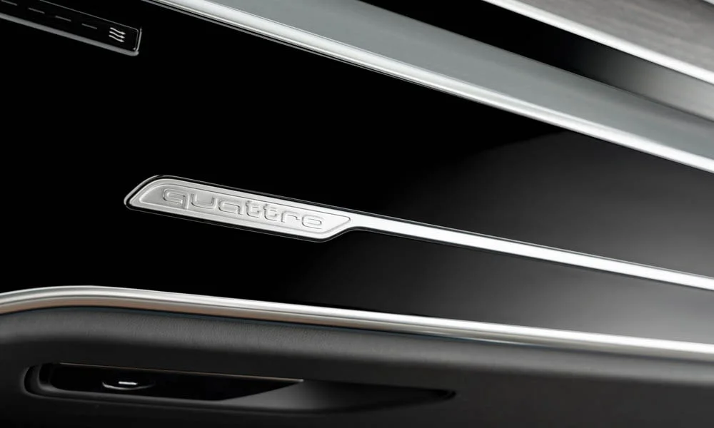 Фото Audi A8 (2024) — дверная ручка. Ручка двери: утопленное или классическое исполнение — деталь ежедневного контакта. Бесключевой доступ будит машину при касании ручки Audi A8 (2024) — дверная ручка