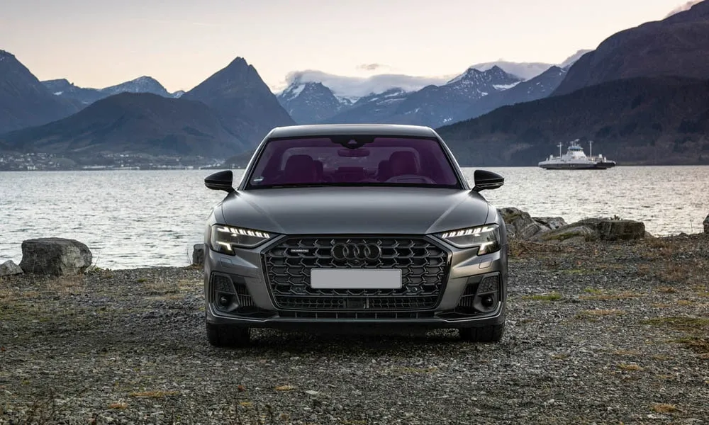 Фото Audi A8 (2024) — вид спереди, фото 3. Кузов в сером цвете: рисунок оптики и решётки задаёт узнаваемое «лицо» модели Audi A8 (2024) — вид спереди, фото 3