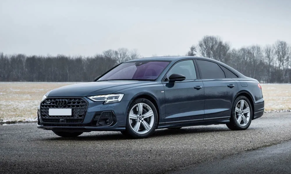 Фото Audi A8 (2024) — вид спереди, фото 4. Оптика, решётка и бампер — первое впечатление о модели. Дневные ходовые огни включаются автоматически с запуском Audi A8 (2024) — вид спереди, фото 4