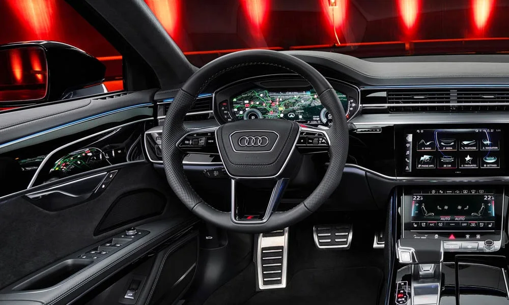 Фото Audi A8 (2024) — приборная панель. Скорость, запас хода и подсказки ассистентов перед глазами. Запас хода и расход выводятся крупно — главные цифры ежедневных поездок Audi A8 (2024) — приборная панель