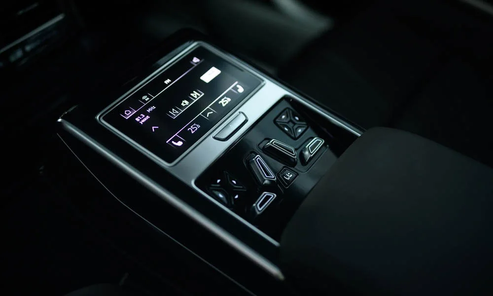 Фото Audi A8 (2024) — селектор коробки передач. Управление коробкой: компактный селектор освобождает место на тоннеле. Автохолд удерживает машину на светофоре без ноги на тормозе Audi A8 (2024) — селектор коробки передач