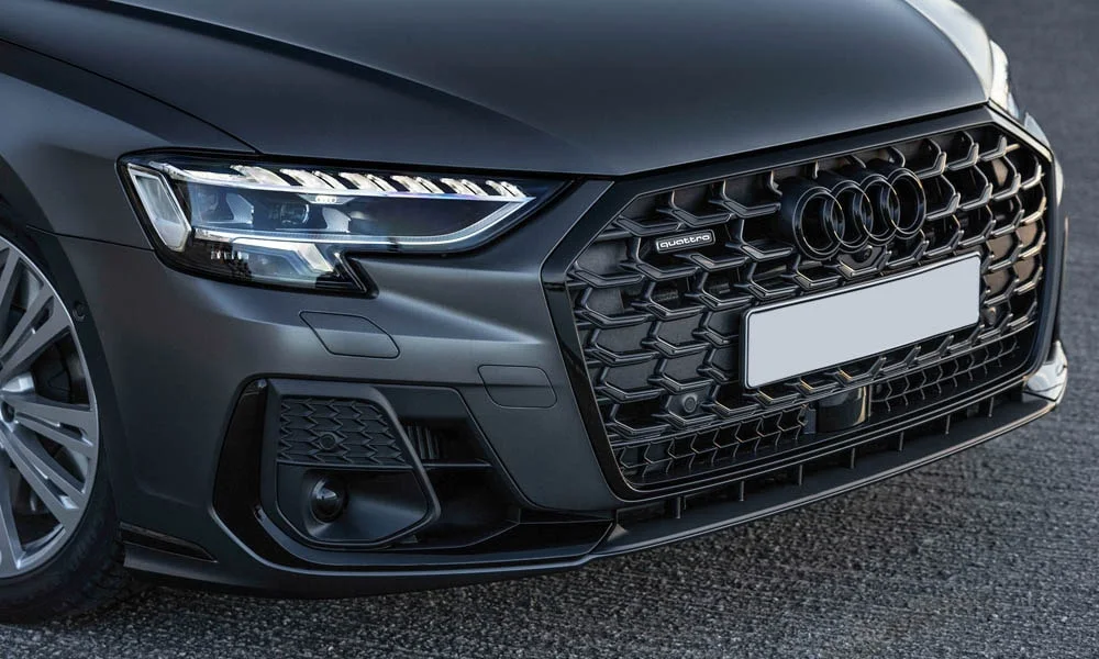 Фото Audi A8 (2024) — решётка радиатора. Фирменный рисунок облицовки — визитная карточка марки Audi A8 (2024) — решётка радиатора