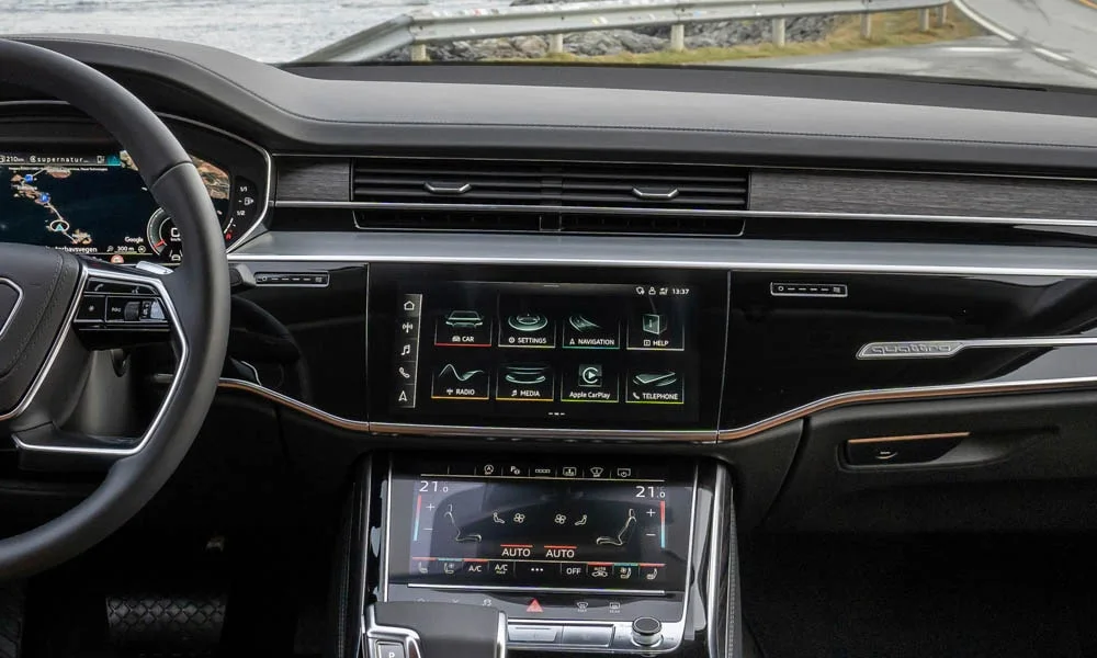 Фото Audi A8 (2024) — экран мультимедиа. Интерфейс медиасистемы крупным планом. Климат и обогревы часто управляются с этого экрана — привыкание занимает пару дней Audi A8 (2024) — экран мультимедиа