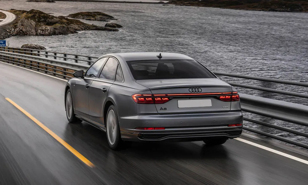 Фото Audi A8 (2024) — вид сзади, фото 4. Графика фонарей, бампер и оформление пятой двери. Насадки выхлопа или их имитация внизу бампера различают версии Audi A8 (2024) — вид сзади, фото 4