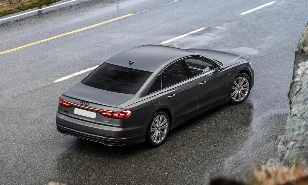 Фото Audi A8 (2024) — вид сзади, фото 5. Графика фонарей, бампер и оформление пятой двери Audi A8 (2024) — вид сзади, фото 5
